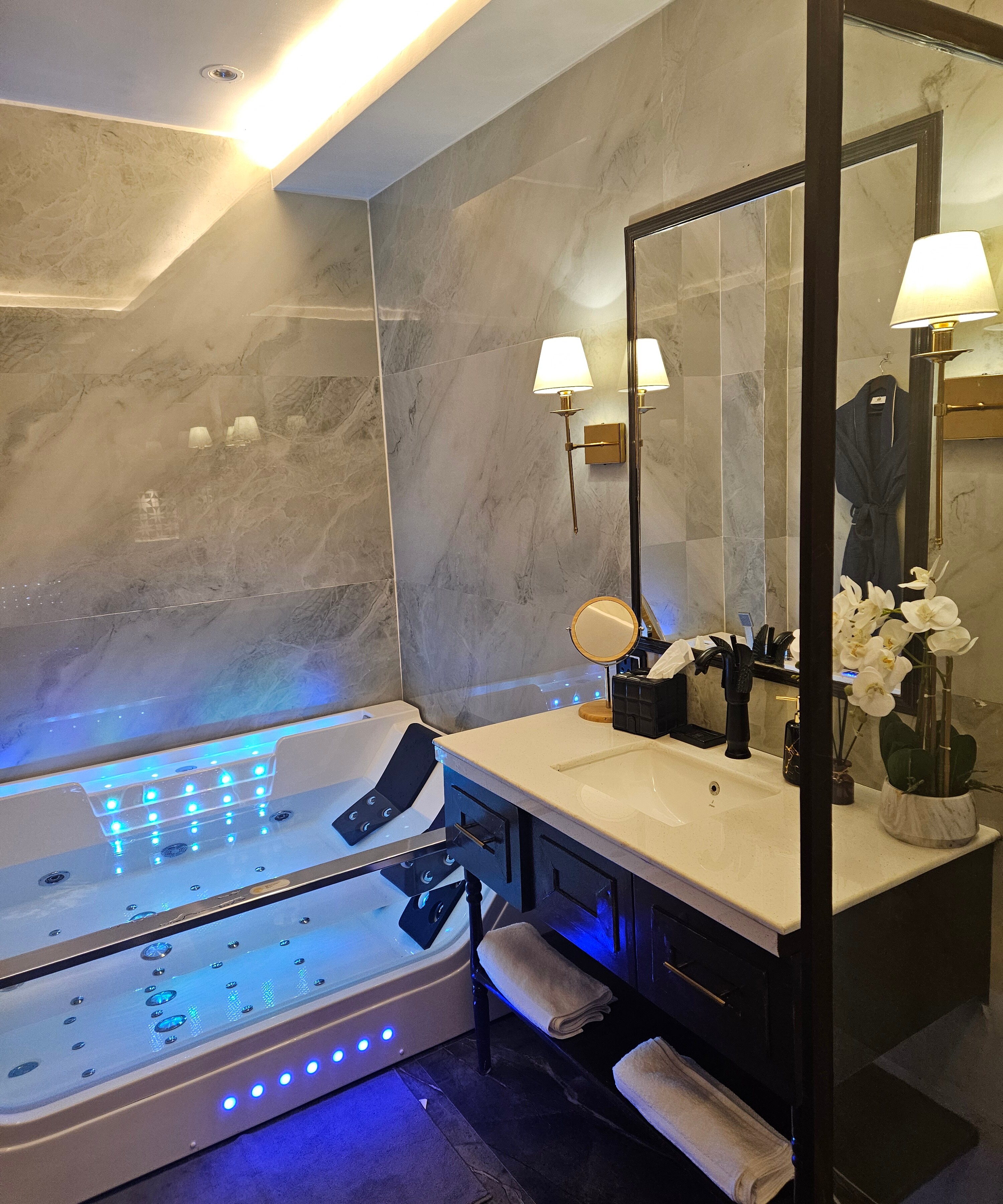 Royal Platina Suite With Jacuzzi - Tap to explore photos