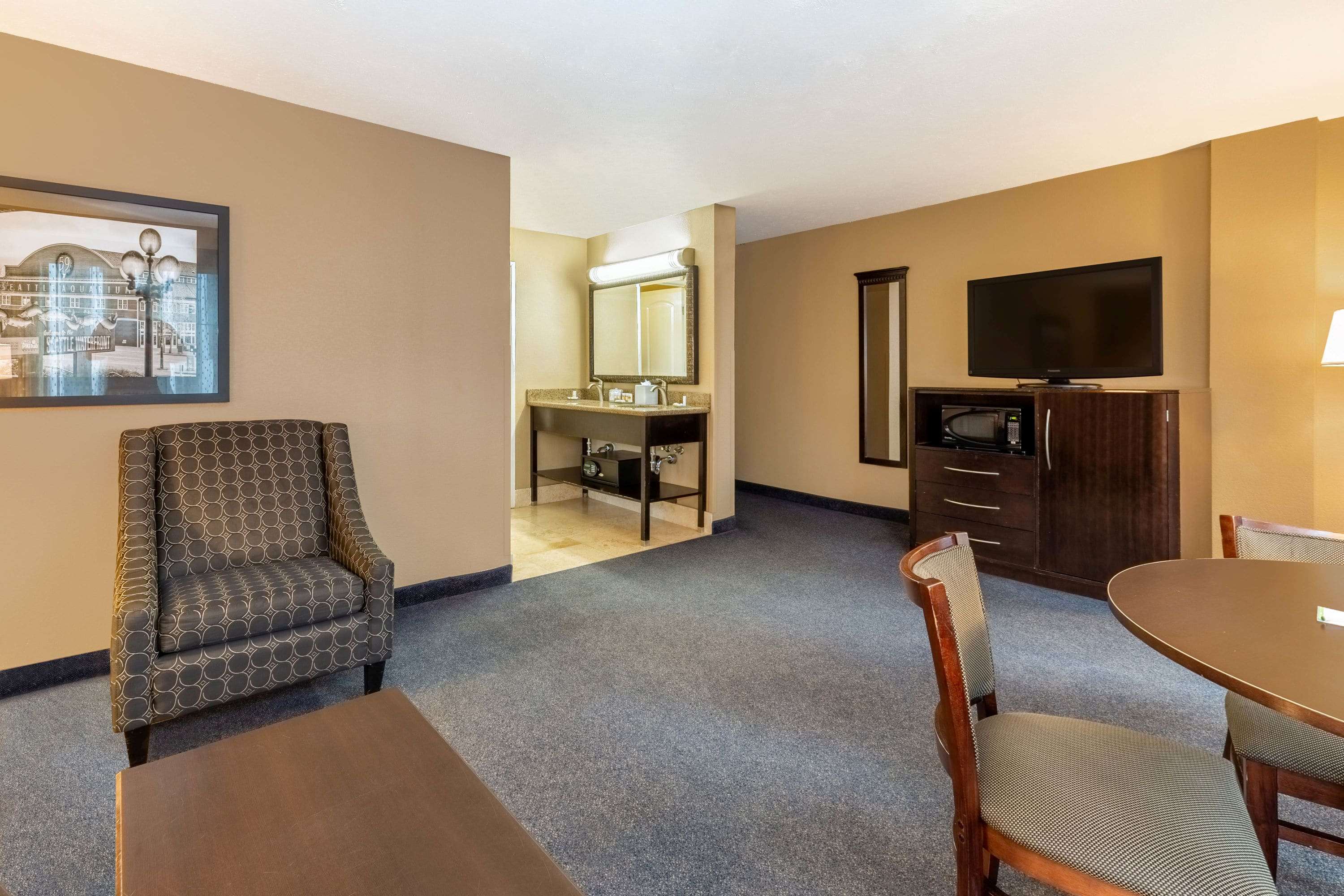 La Quinta Inn & Suites by Wyndham Seattle Downtown - Tap to explore photos
