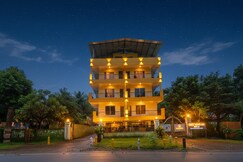 FabHotel Crestwood Inn