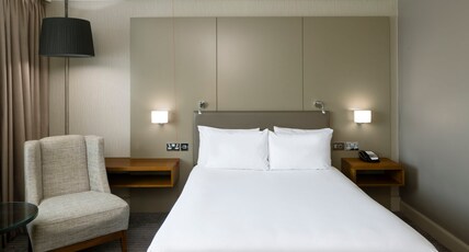 Crowne Plaza Hotel Glasgow Room Type - 1 Queen Standard Accessible River View
