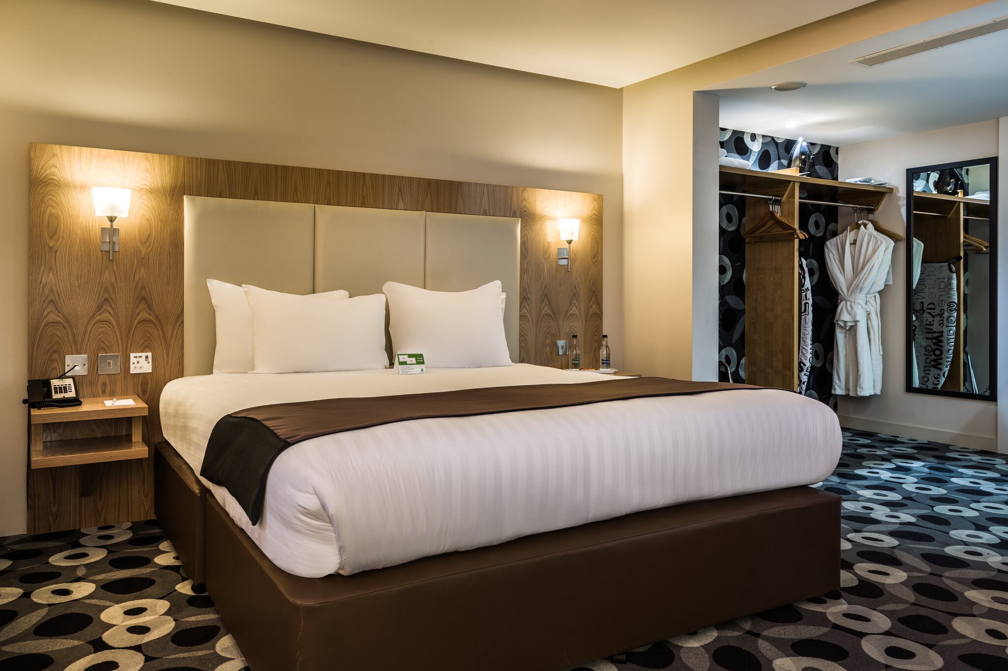 Holiday Inn SITTINGBOURNE - Tap to explore photos