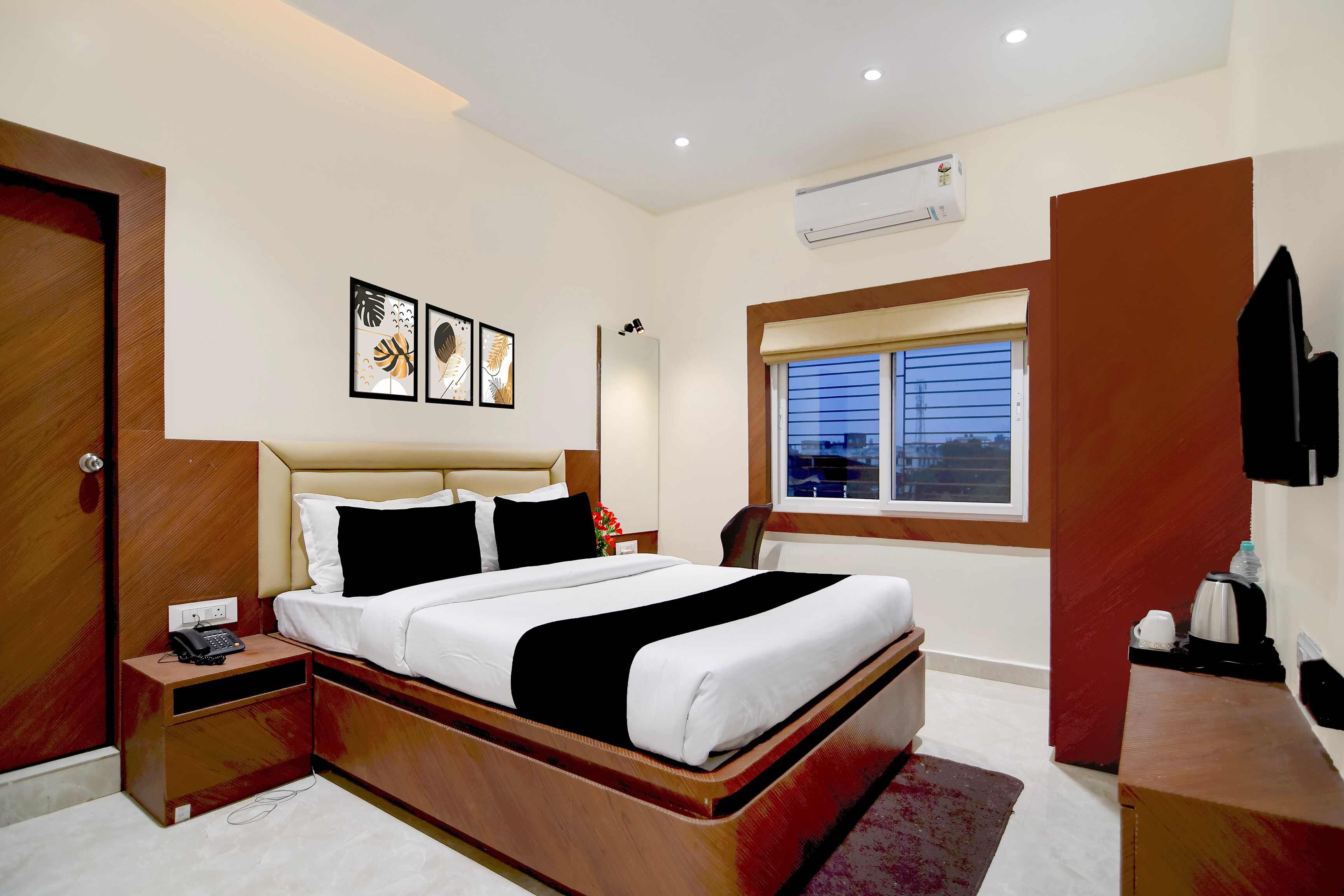 Townhouse Oak Howrah Junction Kolkata - Tap to explore photos