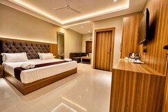 Rooms of The Golden Palms