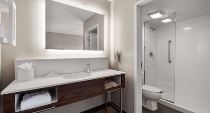 Hampton Inn Weston Ft. Lauderdale Room Type - 1KG W SOFABD MICROWV FRIG