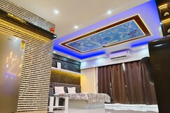 Modern Jacuzzi Studio 733 || Entire 1RK, 15 minutes from Airport