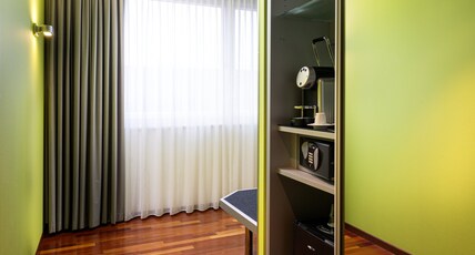 Holiday Inn Zurich - Messe Room Type - 1 King Premium Corner Room