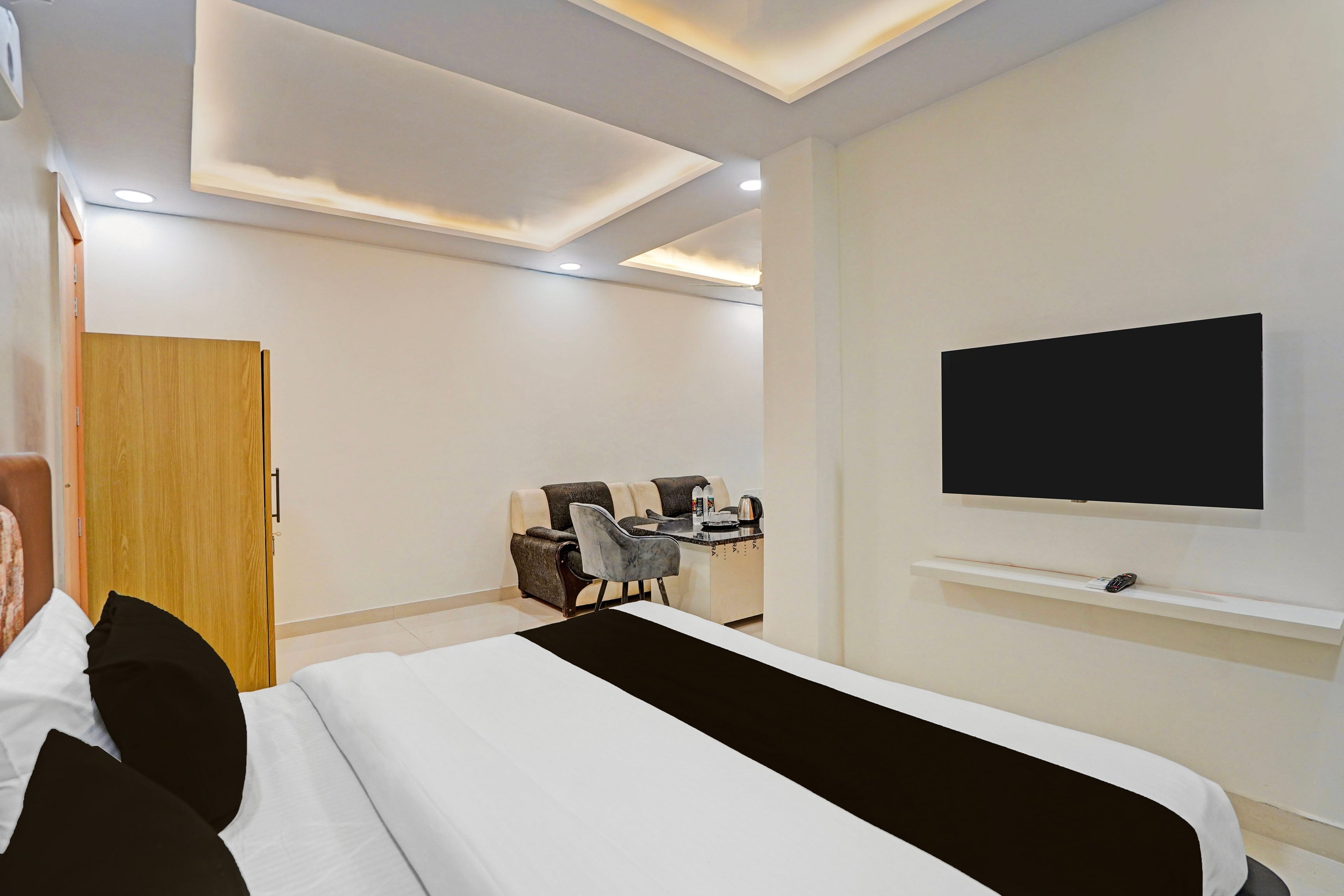 Townhouse Oak Sun City Mall Hisar - Tap to explore photos