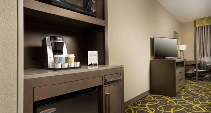 Hilton Garden Inn College Station Hotel Room Type - 2 QUEENS W DRINKS-SNACKS