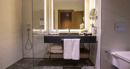 Crowne Plaza YALOVA Room Type - 1 King Premium Balcony