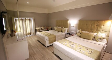 Hotel Emerald Room Type - Family Suite with Work Desk