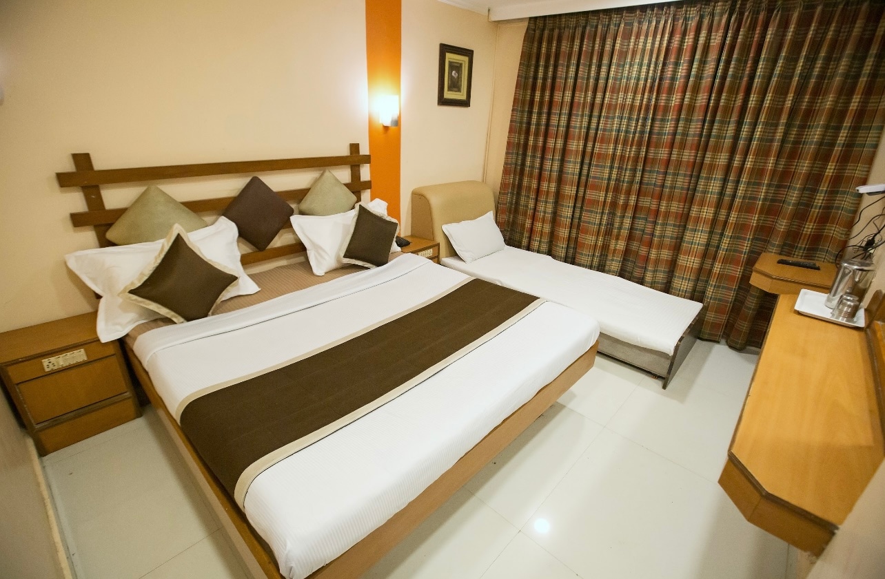 Hotel Maneck - Tap to explore photos