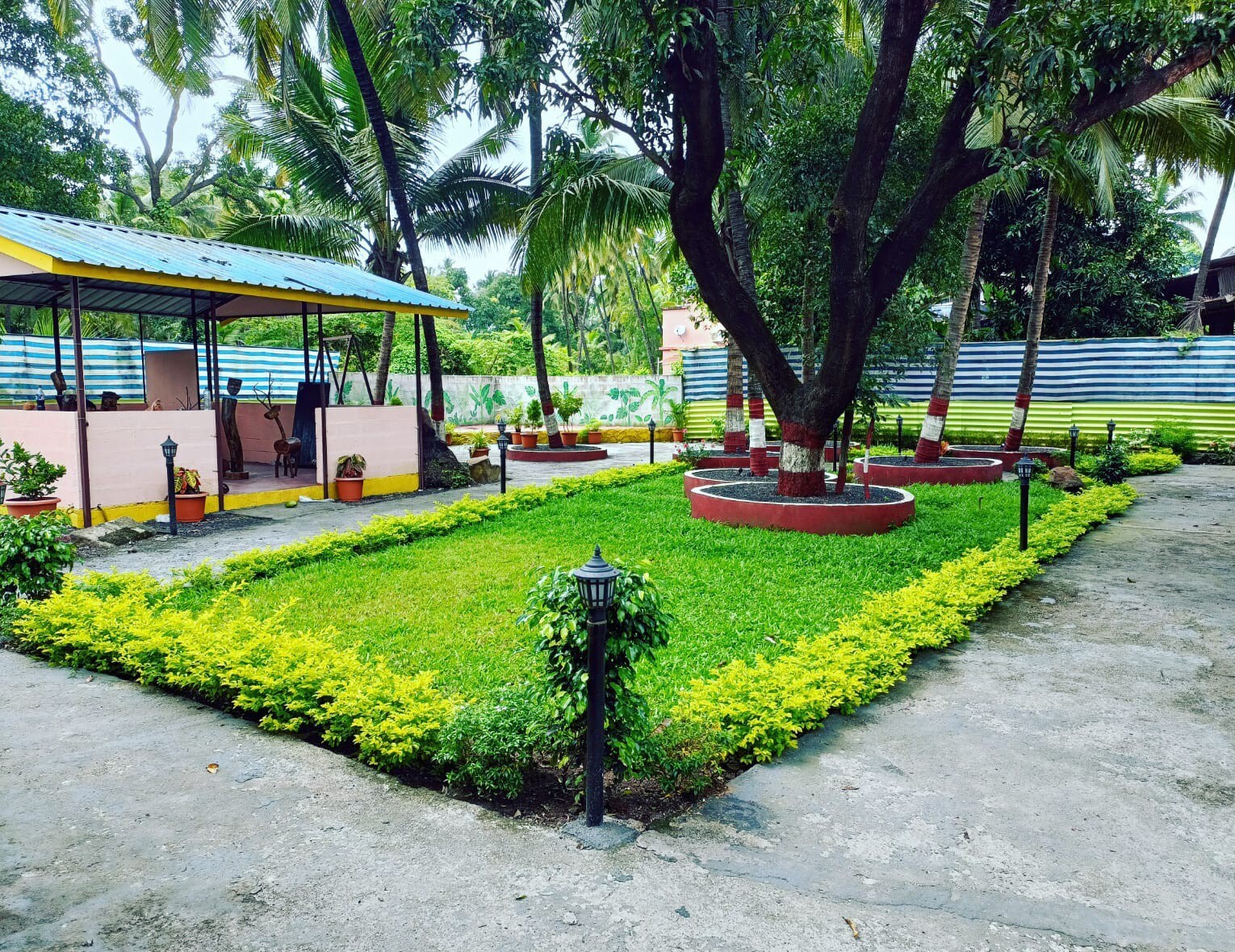 Happy Holiday Resort - Tap to explore photos