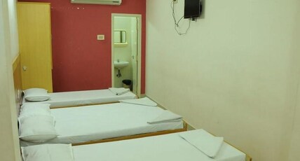 Hotel Palm Tree Room Type - Family Room AC 4 Bed