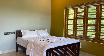 Harsham Homestay | Chembra View Room Type - Deluxe Room