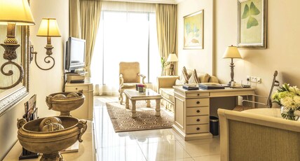Mercure Dubai Barsha Heights Hotel Suites And Apartments Room Type - Family Two Bedroom Apartment with a king size bed and 2 single beds, Skyline View