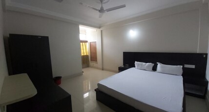 Hotel East inn Room Type - Deluxe KING SIZE AC