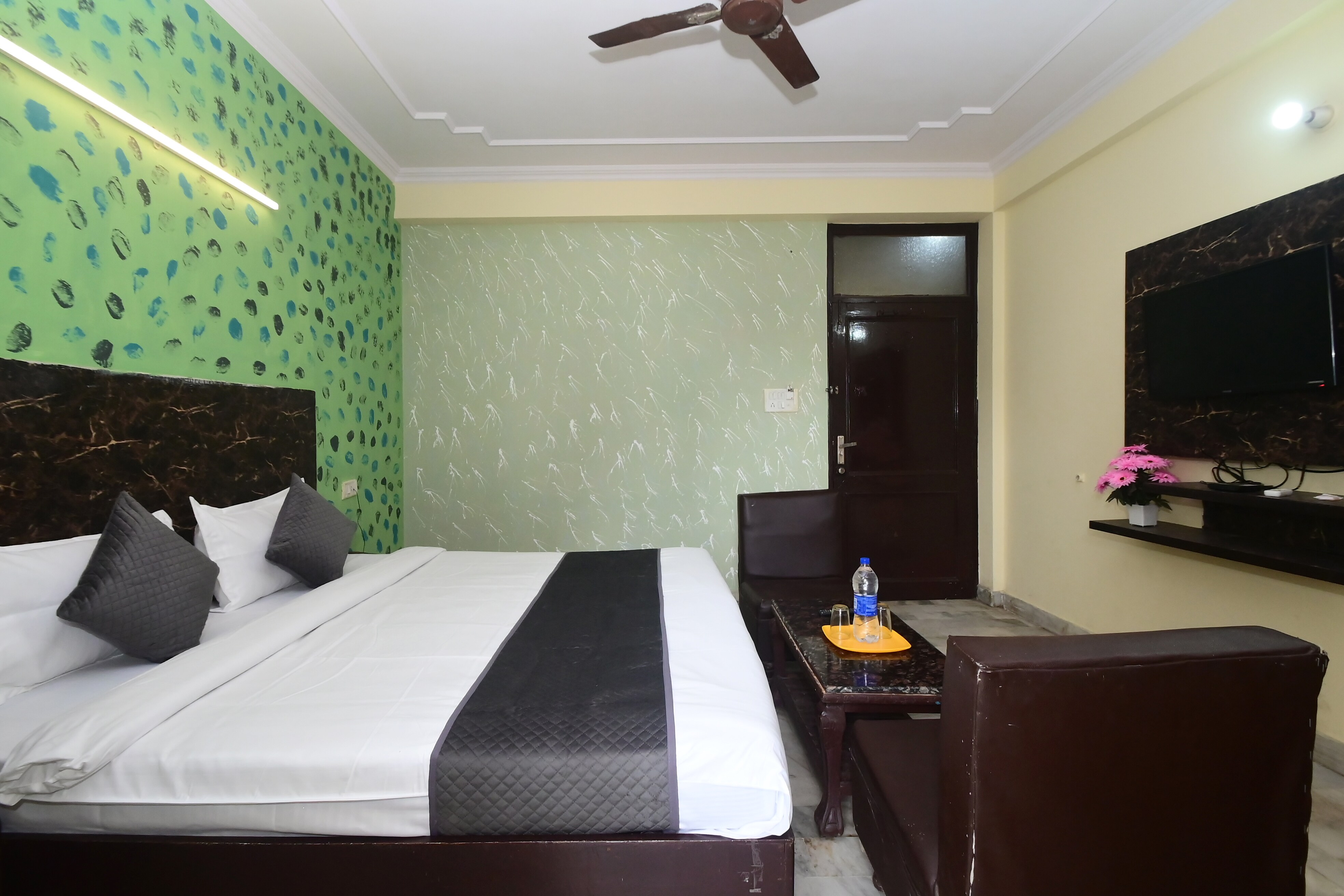 Hotel New Vijeet Palace - Tap to explore photos
