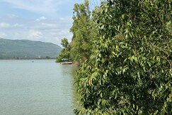 Meraki Lakeview Luxury Villa Varasgao