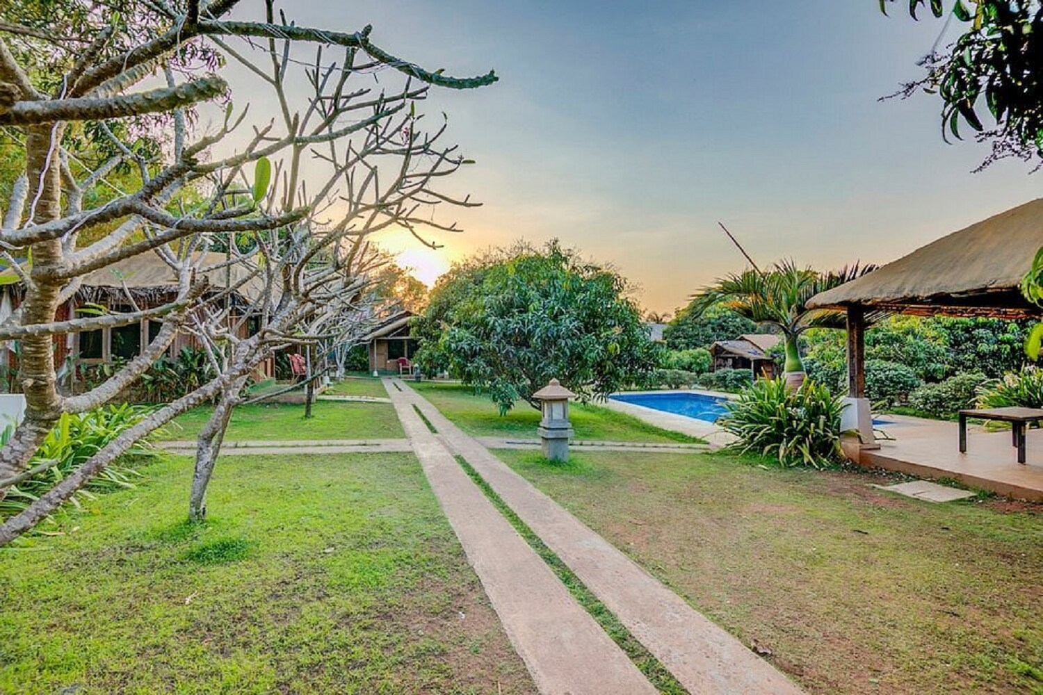 Dolphin Beach Rooms - Tap to explore photos