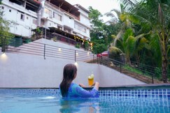 Hotel Driftwood with Swimming Pool