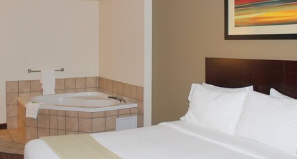 Holiday Inn Express & Suites Plainview, an IHG Hotel Room Type - 2 Queen Standard Jetted Tub