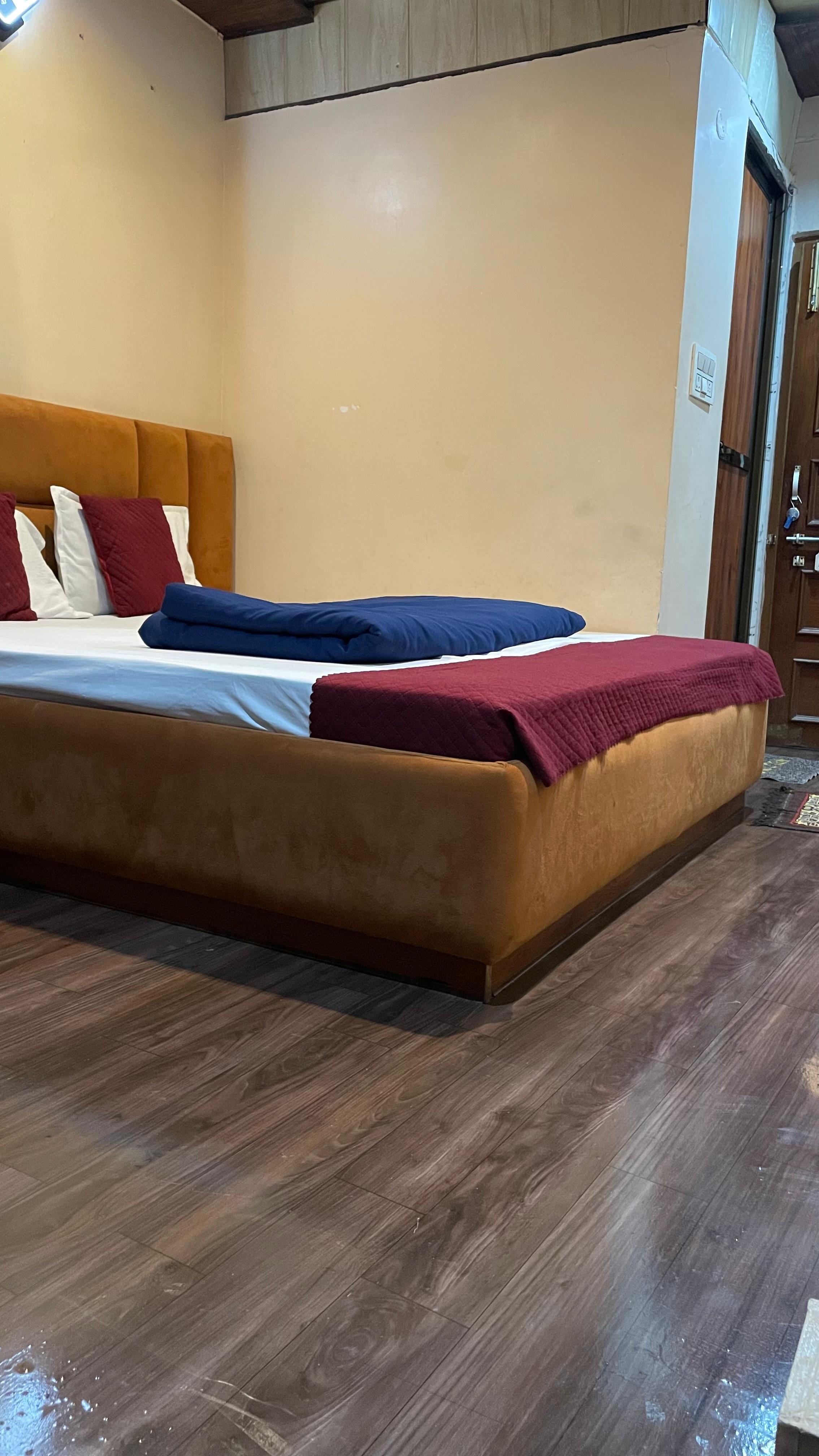 Kashi Dham Guest House - Tap to explore photos