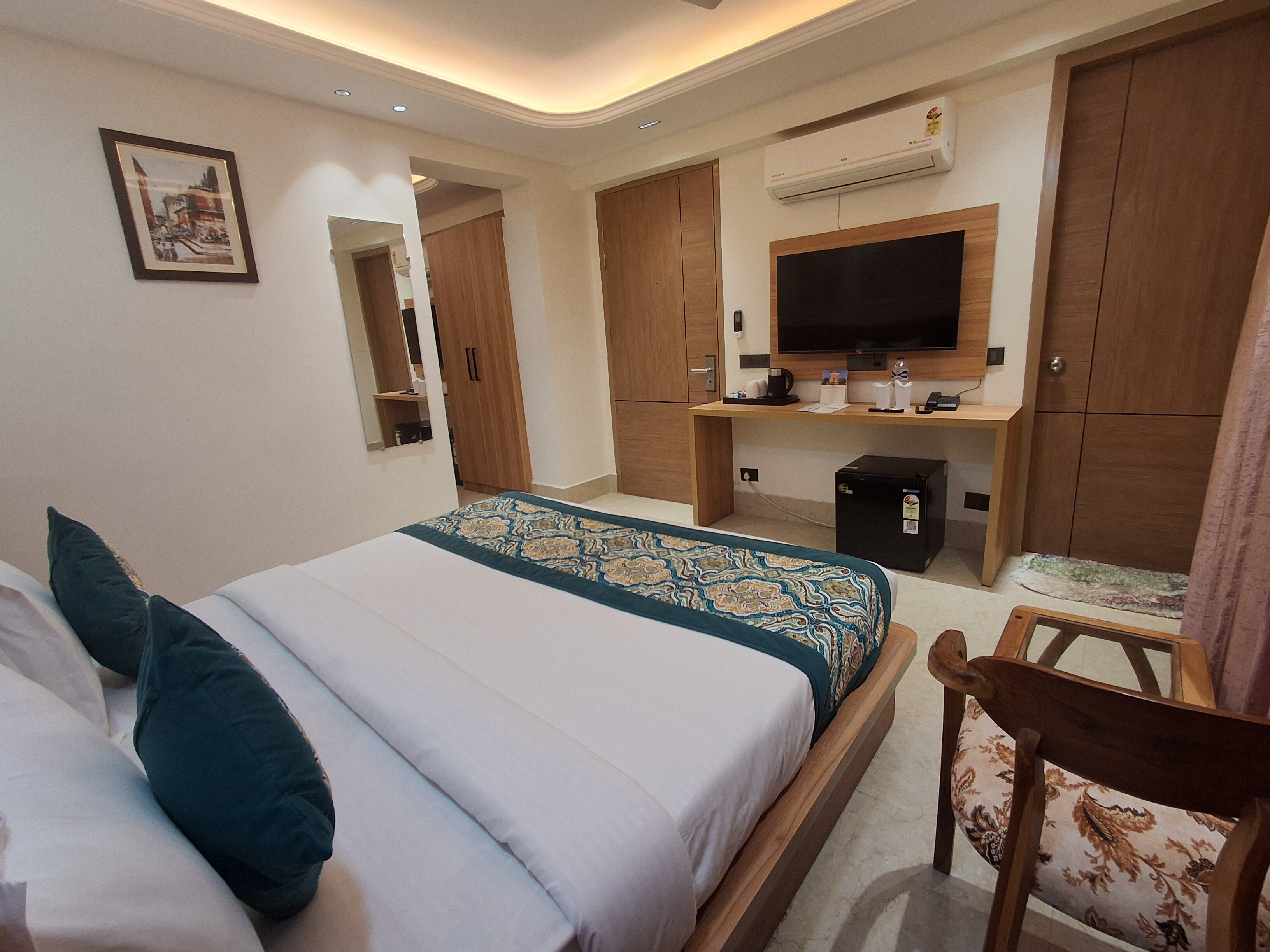 Qotel Signature - Golf Course Road - Tap to explore photos