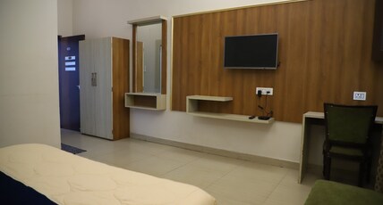 Shri Nehas Hotel And Restaurant Room Type - Deluxe Room