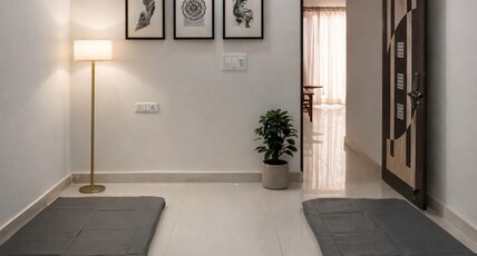 Chaloge Stays | Varanasi Room Type - 2 BHK Flat (Ground Bedding)