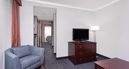 Wingate Athens Room Type - 1 King Bed, One-Bedroom Suite, Non-Smoking