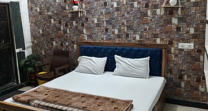 Shurya Home Stay Room Type - Deluxe Room 