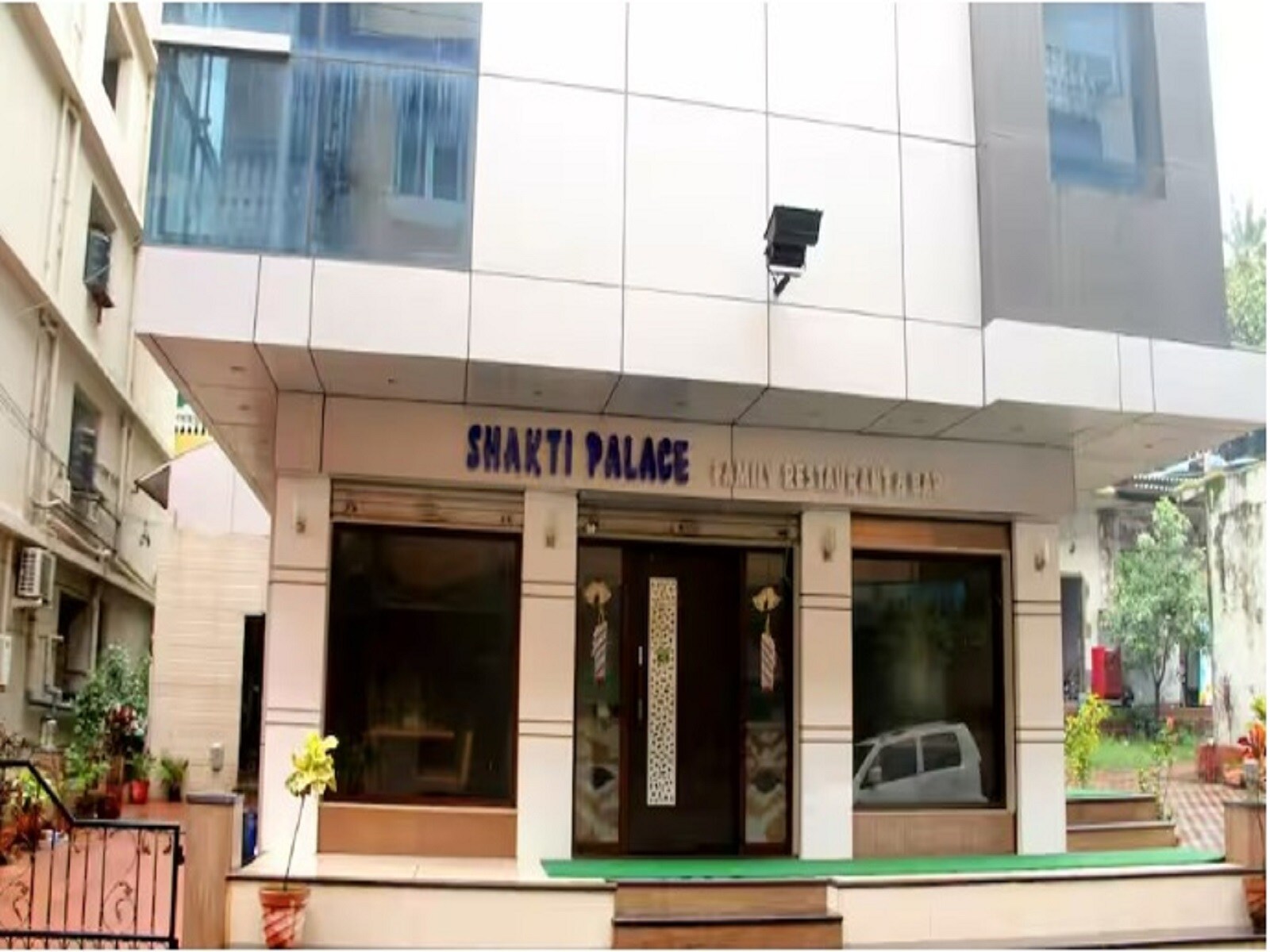 Hotel Shakti Palace - Tap to explore photos