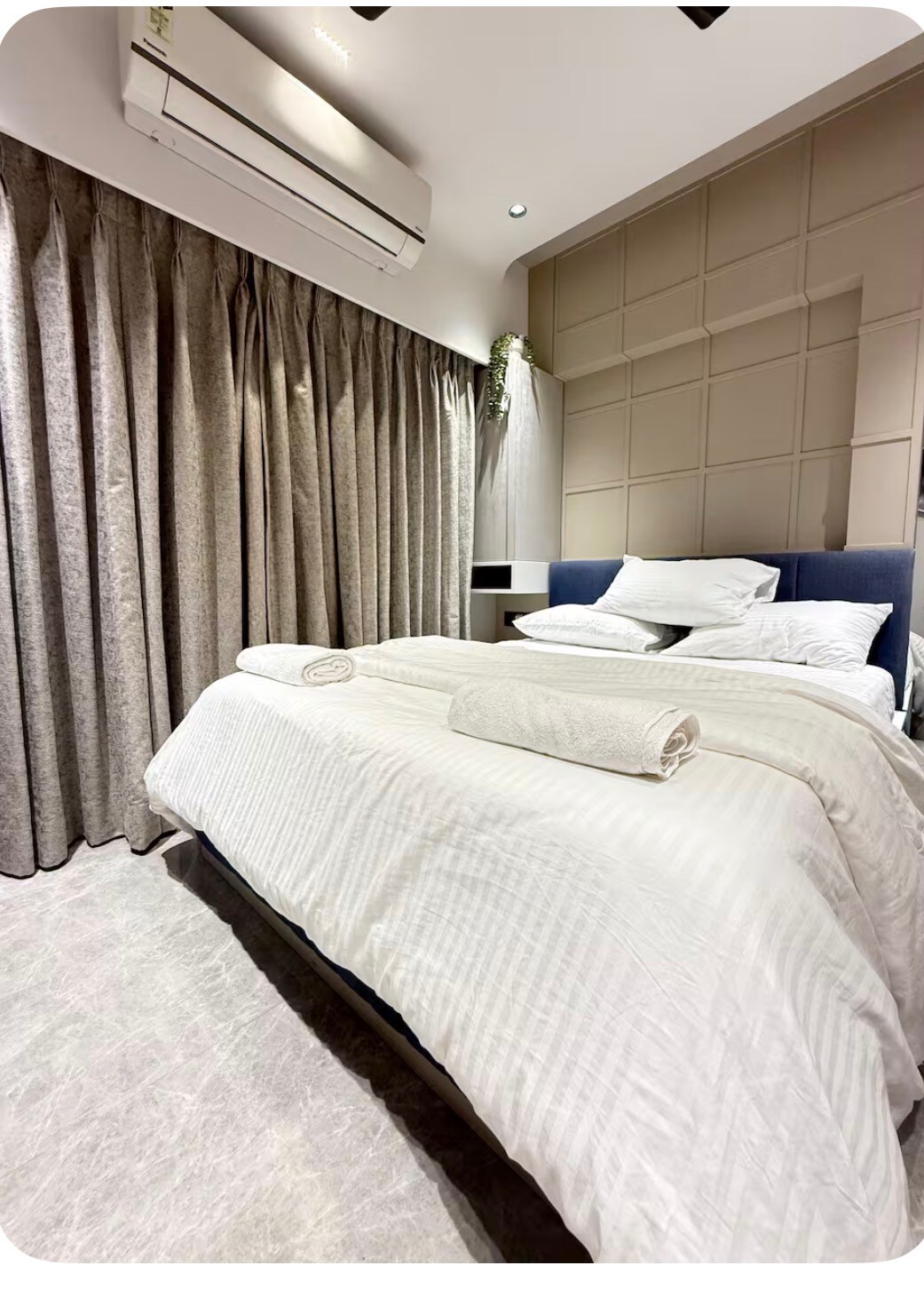 Private Ensuite Room in Modern Apartment - Tap to explore photos