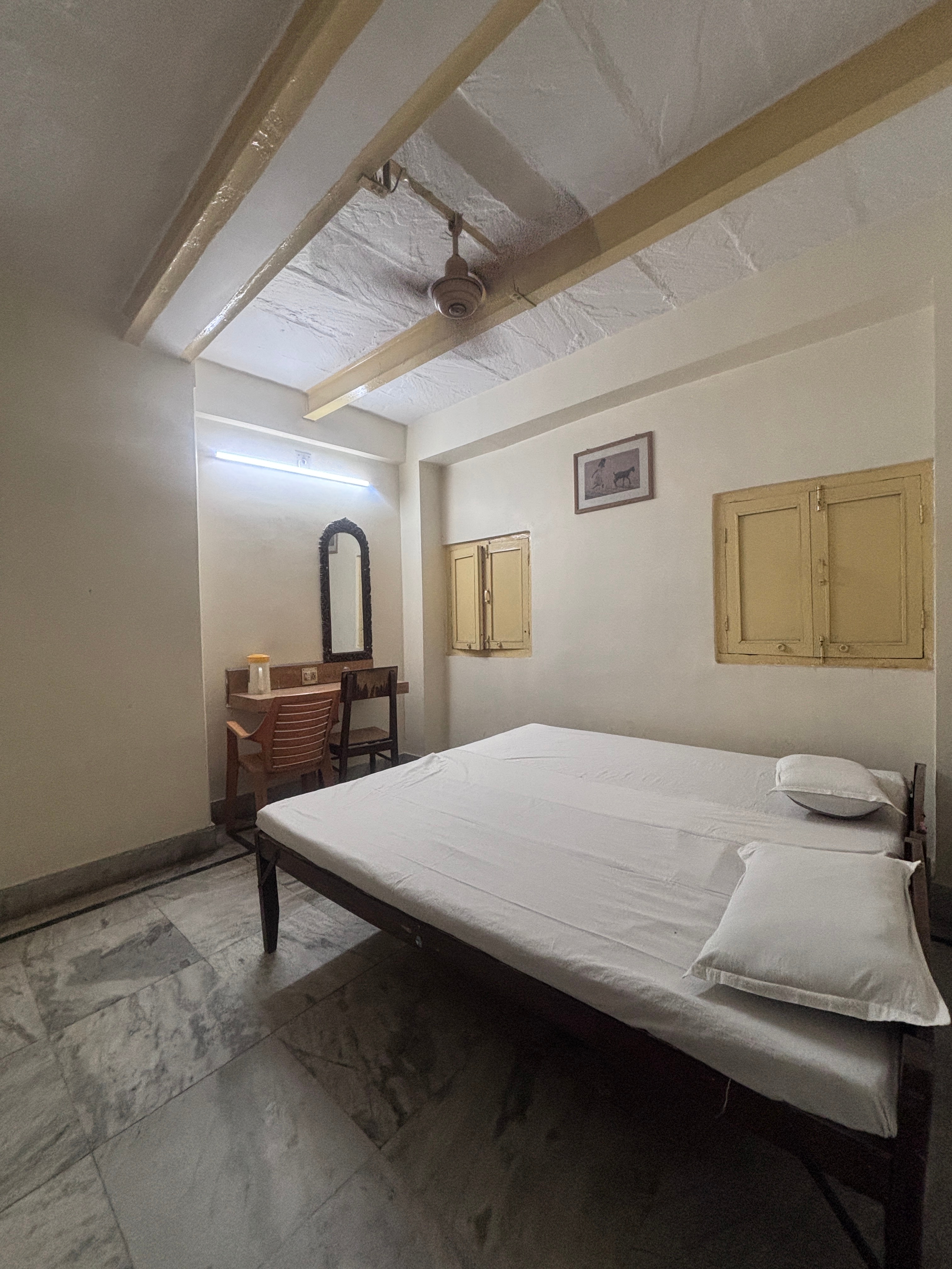 SRI VENKATESWAR LODGE, VARANASI - Tap to explore photos