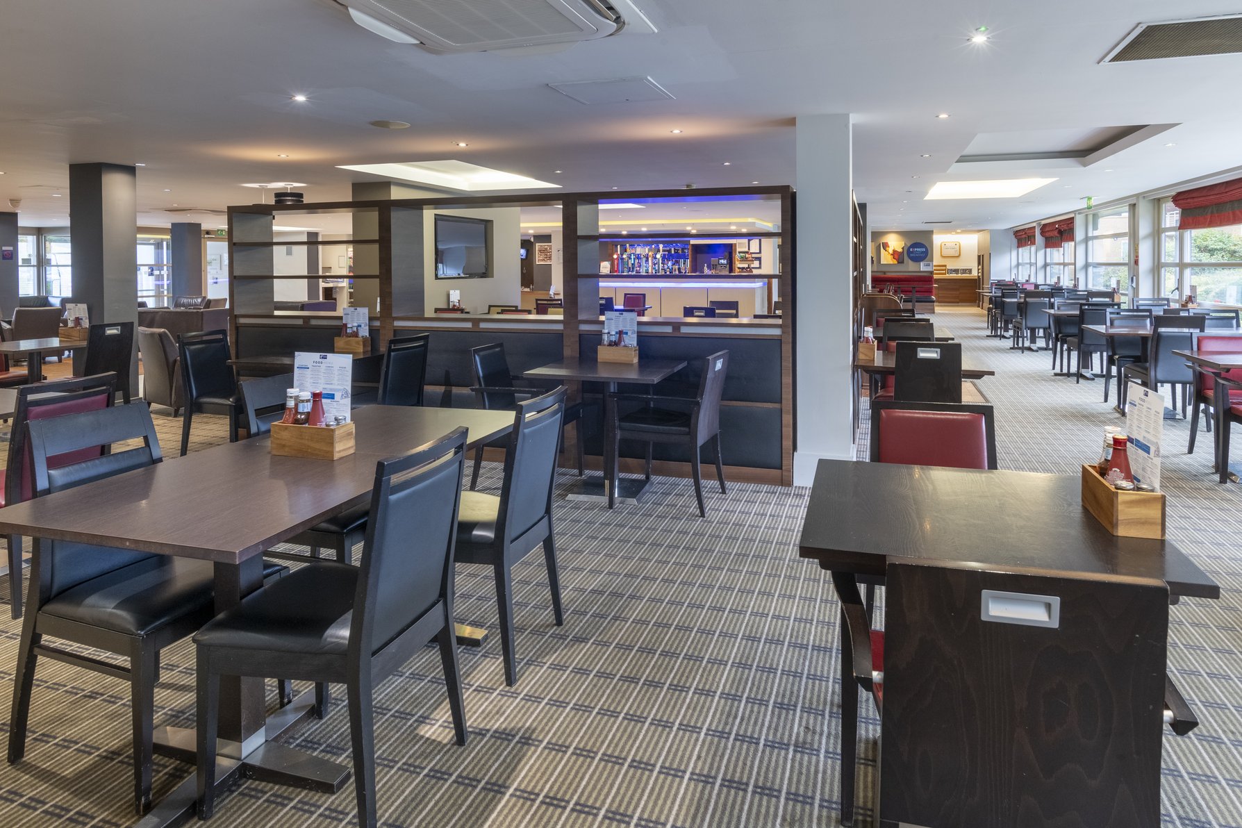 Holiday Inn Express MILTON KEYNES - Tap to explore photos