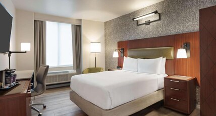 DoubleTree by Hilton New York Downtown Room Type - Deluxe King Room with River View 