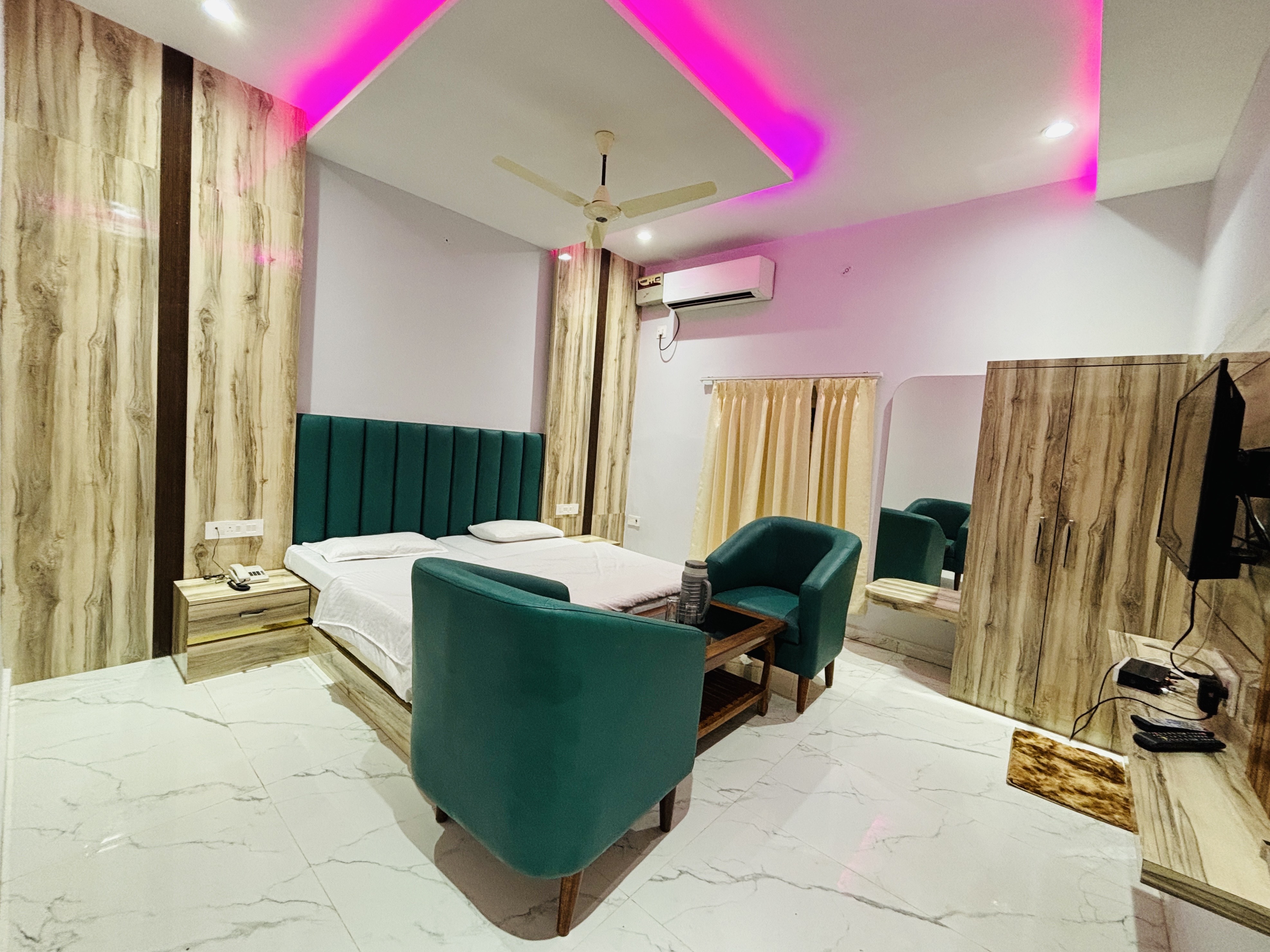 Shri Ram Hotel - 50 Mtrs. from Shri Ram Janam Bhumi - Tap to explore photos