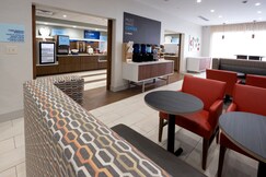 Holiday Inn Express & Suites Commerce