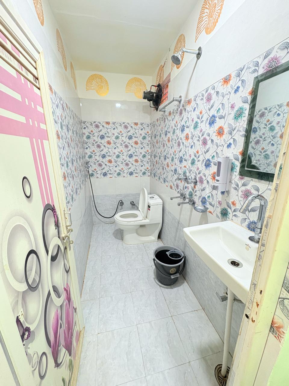 HOTEL RED GOLD - Tap to explore photos