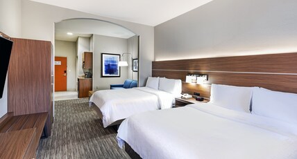 Holiday Inn Express and Suites Pryor Room Type - 2 Queen Beds Suite Comm Access Tub