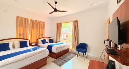Hotel Shri Hari Room Type - Luxury Room ( 4 Bedded )