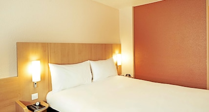 ibis Dijon Sud Room Type - Standard Room with one double bed and one single bed ibis Dijon Sud Room Type - Standard Room with one double bed and one single bed