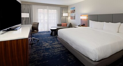 DoubleTree by Hilton Hotel Bakersfield Room Type - 1 KING BALCONY NS