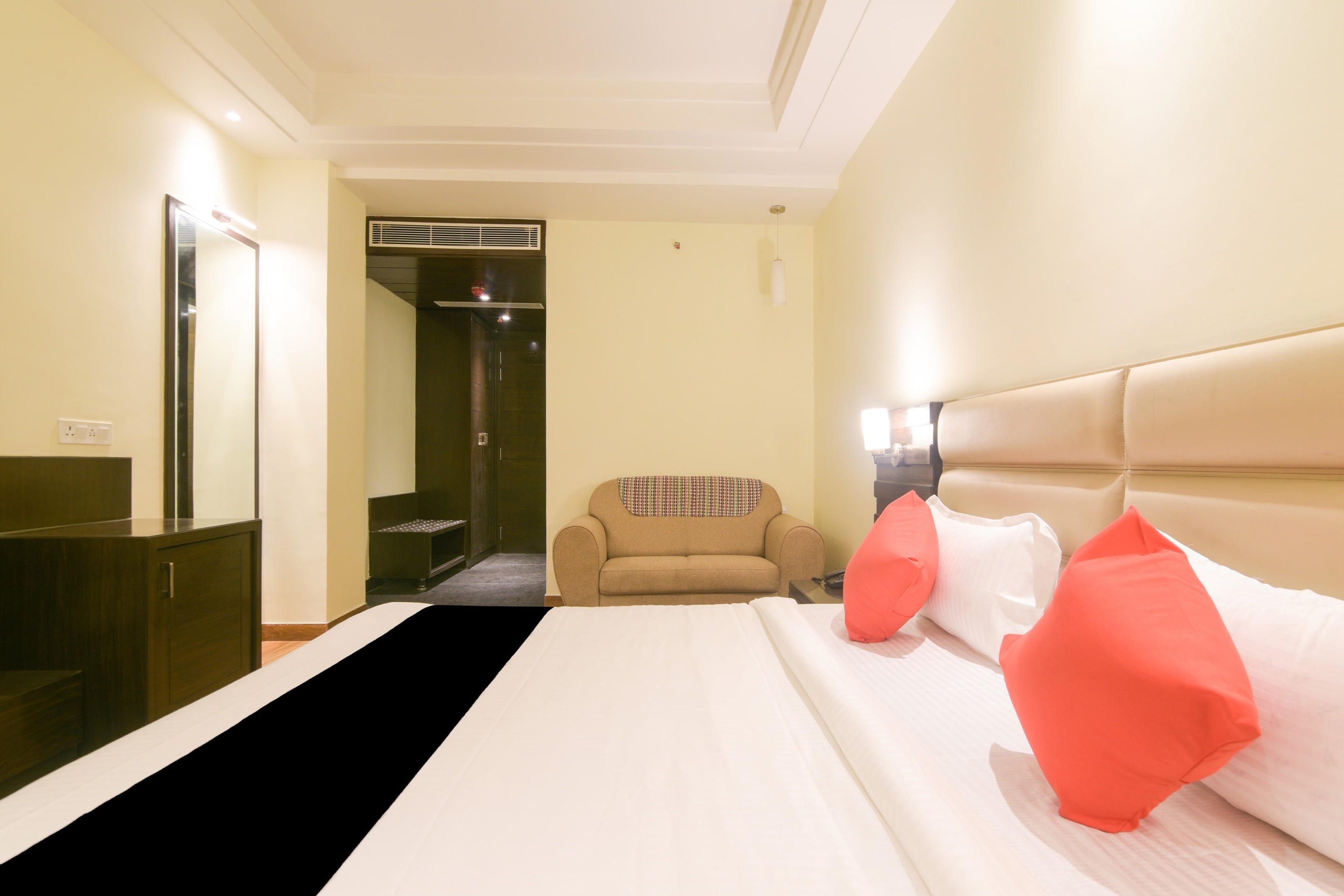 Super OYO 77736 Hotel Starlight - Tap to explore photos