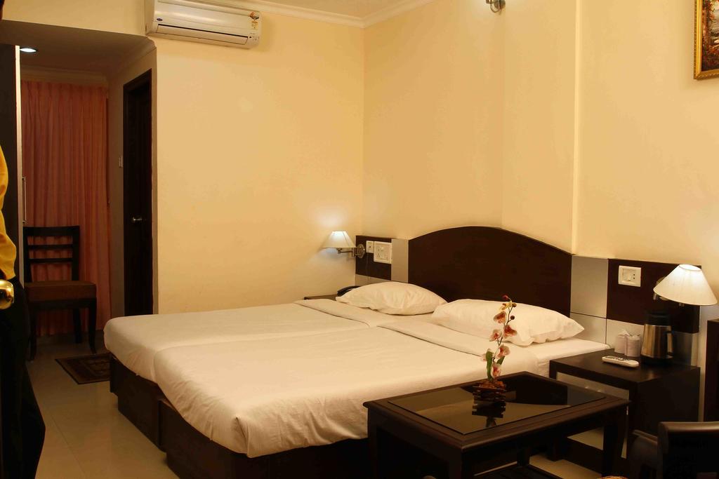 Grasshopper Hotel Grand E Muscat - Tap to explore photos