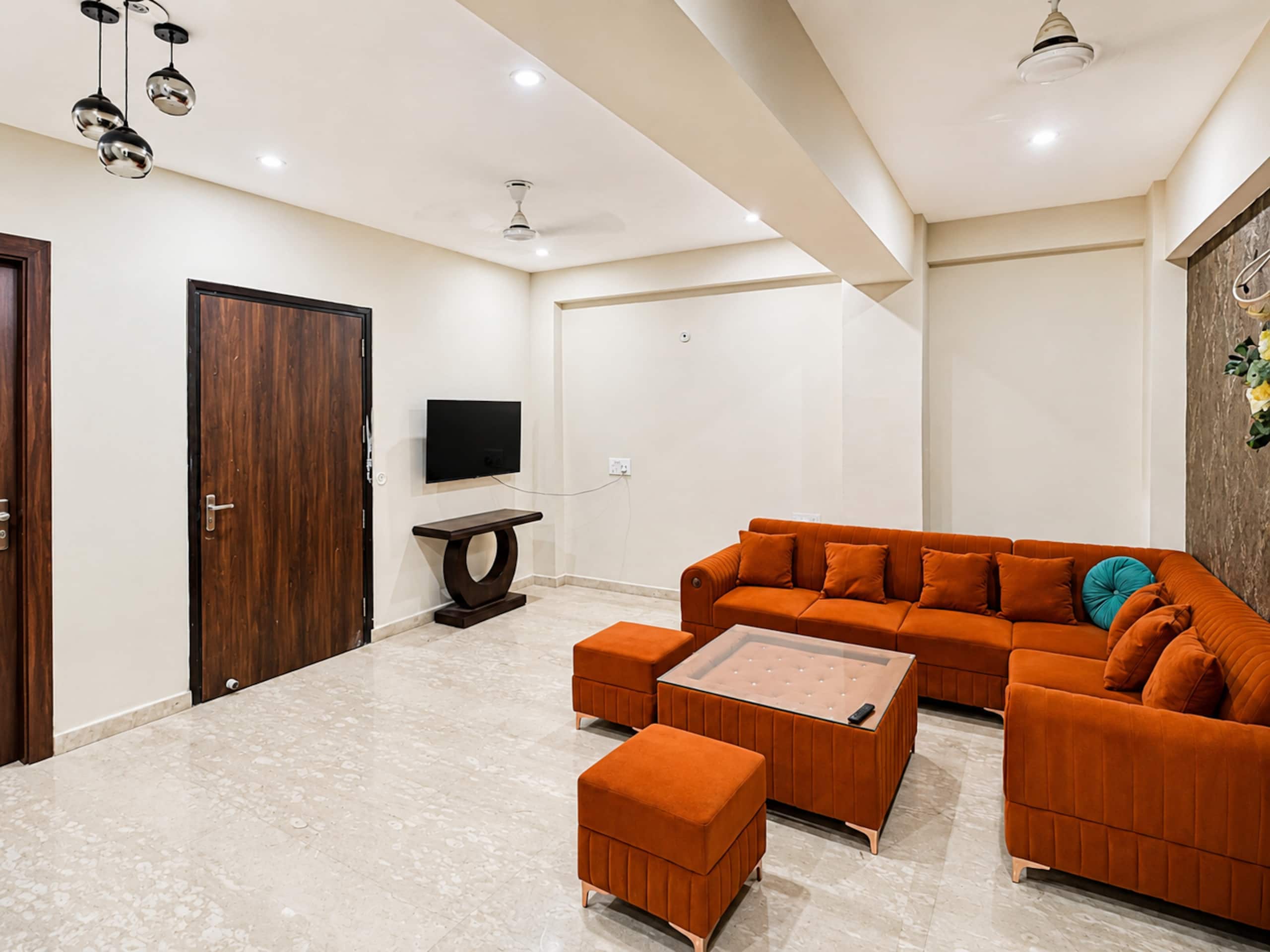 Spacious 3BHK Opposite Sector 38 Near Medanta - Tap to explore photos