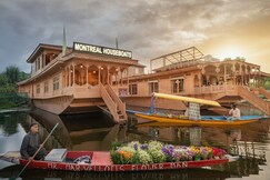 Montreal Group Of Houseboats