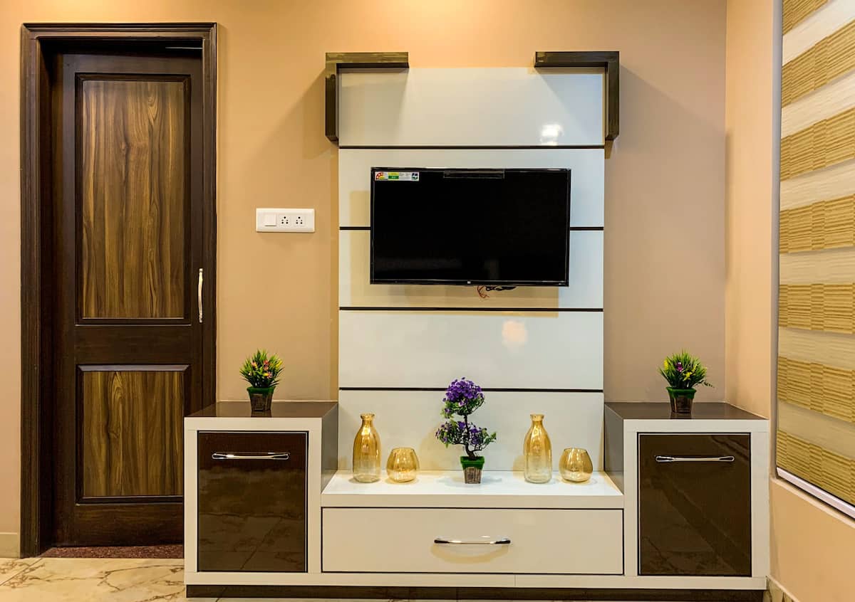 Uptown Boutique Home 2: 2 BHK with drive-in - Tap to explore photos