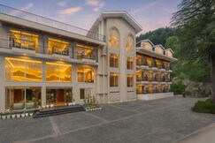 Snow Valley Heights (An Elegant Centrally Heated Mountain Escape by Snow Valley Resorts)