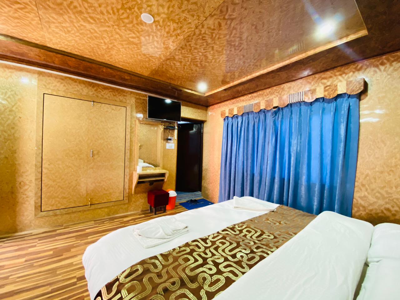Hotel Siachen - Tap to explore photos